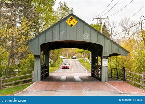 Long Grove Village .